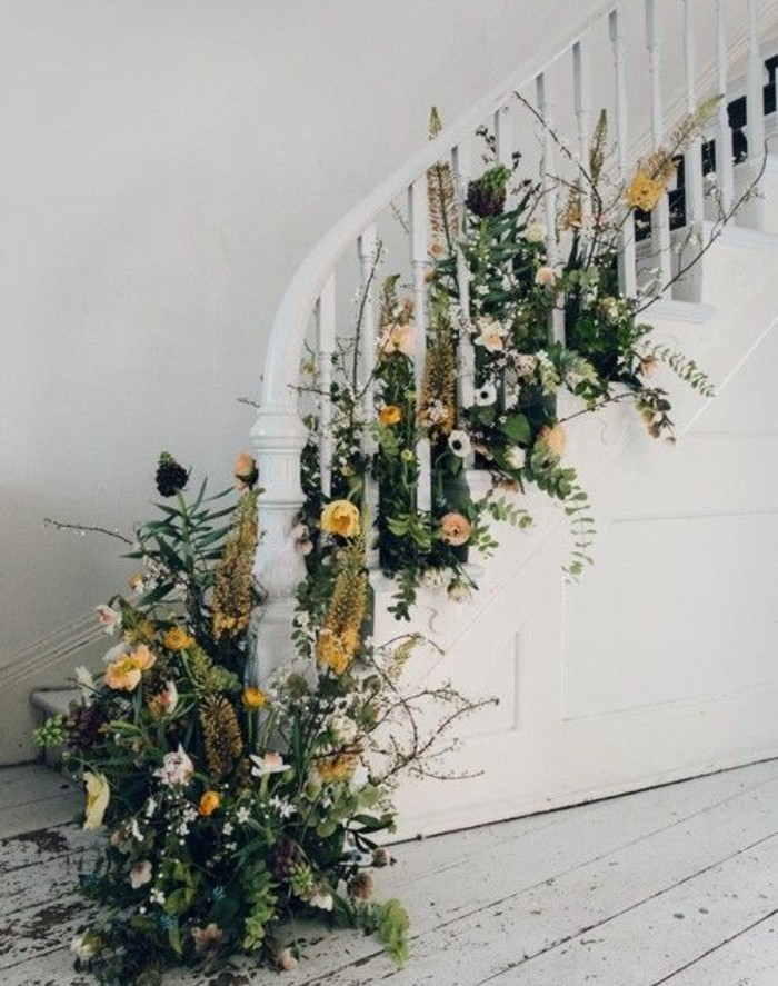 deco-escalier-avec-de-jolies-fleurs-magnifique-idee-renovatin-escalier