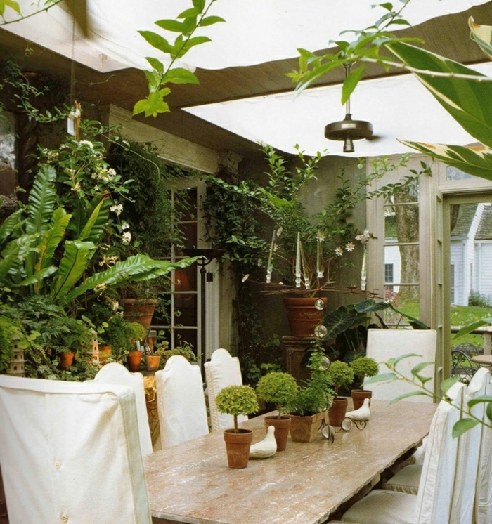 amenagement-veranda-salle-à-manger-entourée-de-verdure-