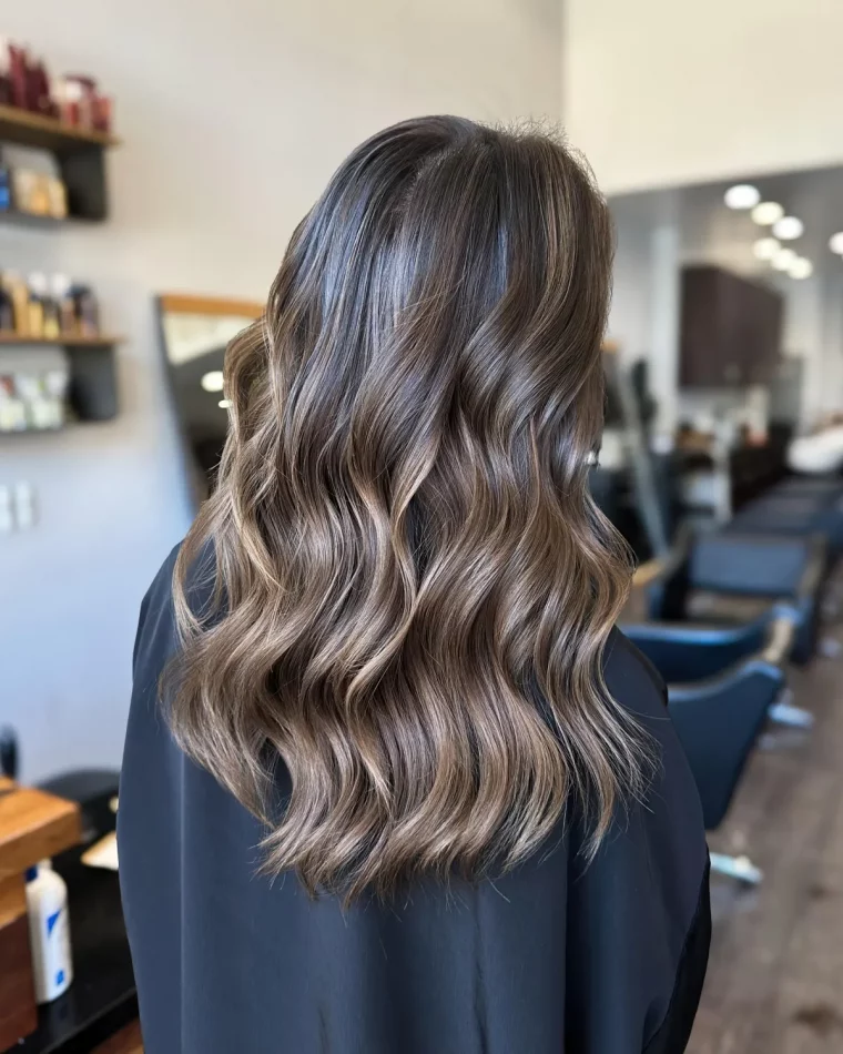 balayage miel caramel sur base foncee ondulations