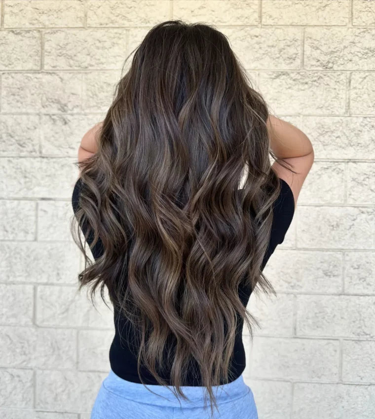 balayage sur cheveux chatain fonce ondulation meches