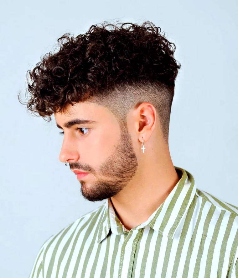 cheveux frises coupe degrade pour homme tendance 2024