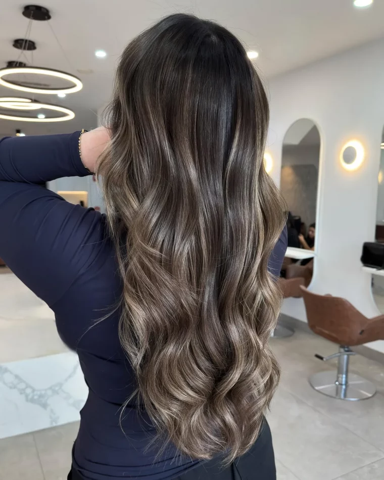 cheveux longs ondules meches caramel et miel sur cheveux chatain fonce