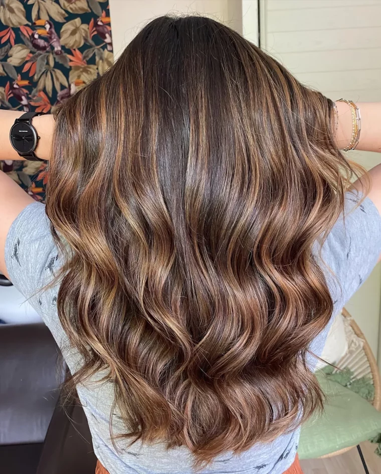 cheveux mi longs ondules meches caramel