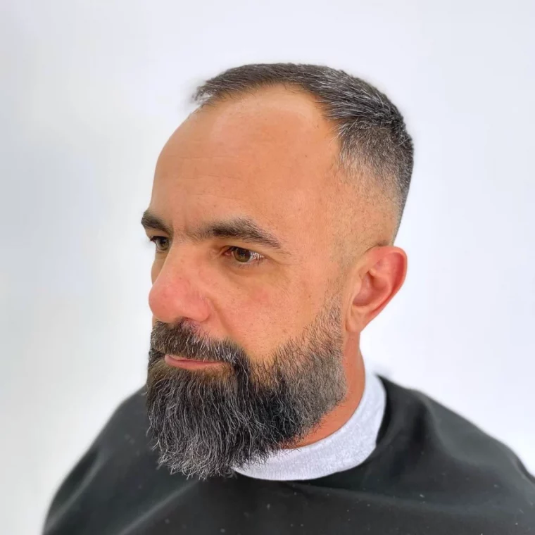 coupe de barbe tendance 2024 gris