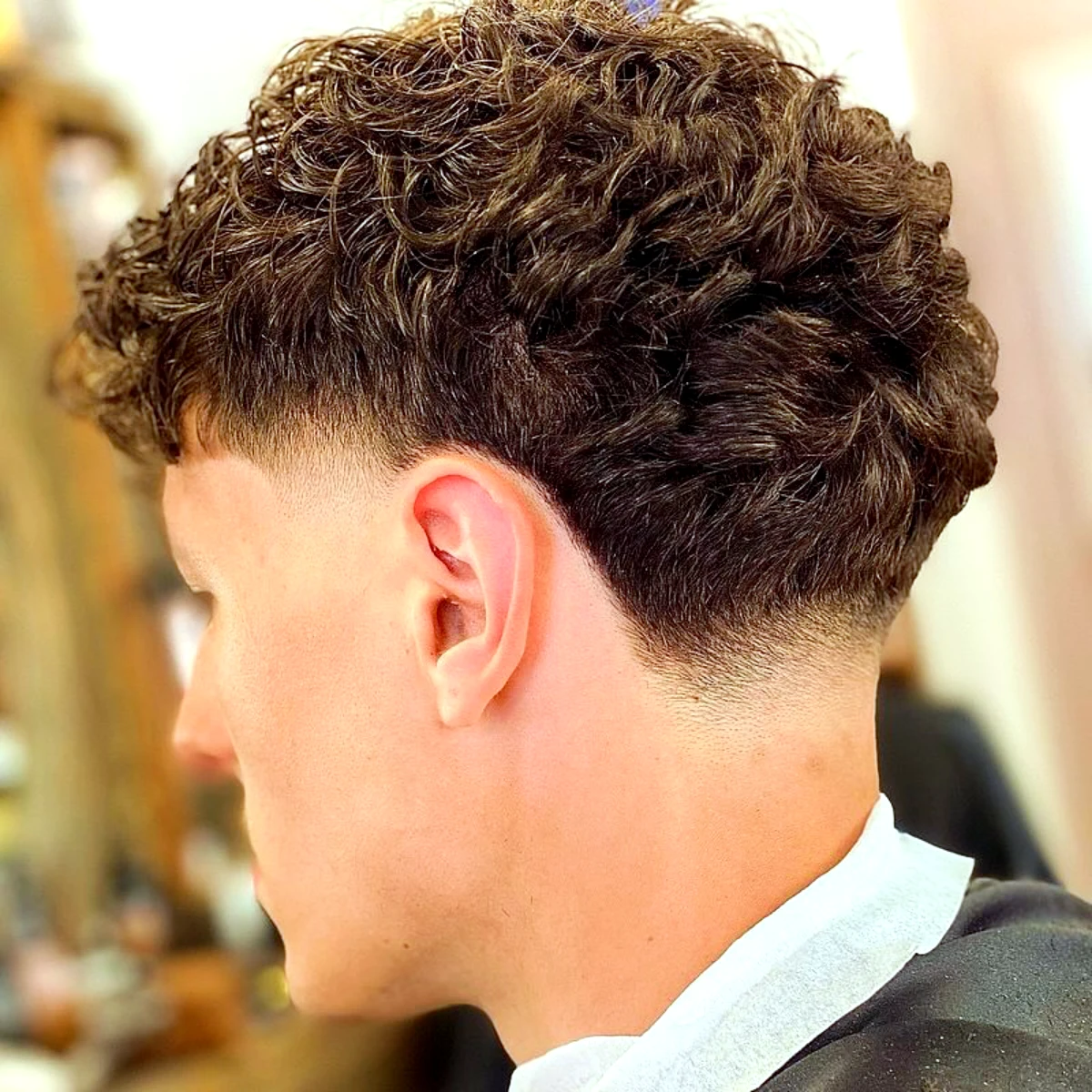 coupe de cheveux homme bouclé dégradé