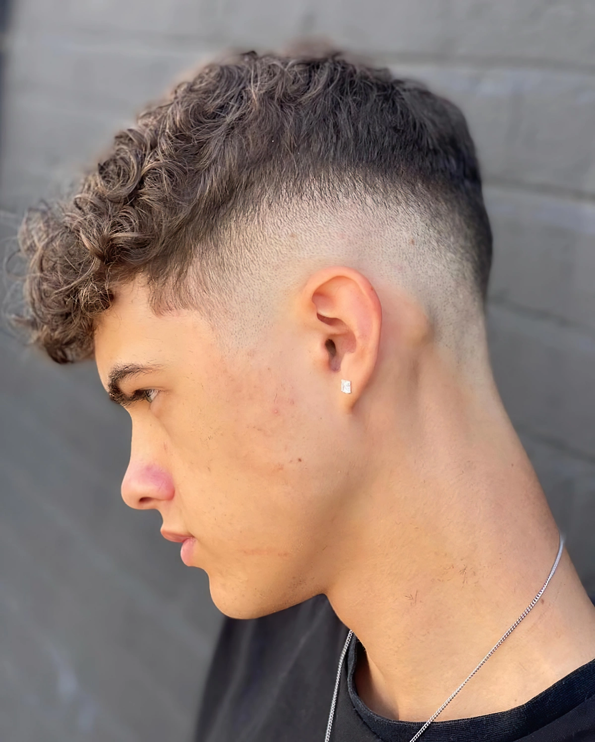 coupe de cheveux homme court sur les cotes boucles frange