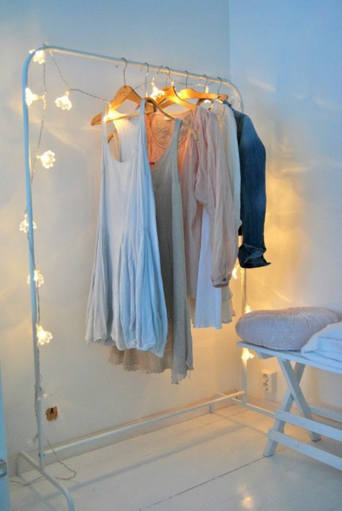 deco-romantique-chambre-adulte-bien-décorée-avec-lampes-guirlandes-lumineuses