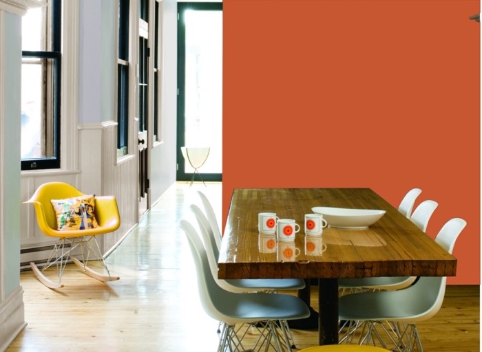 deco-salle-a-manger-orange-chaises-blancs-table-en-bois
