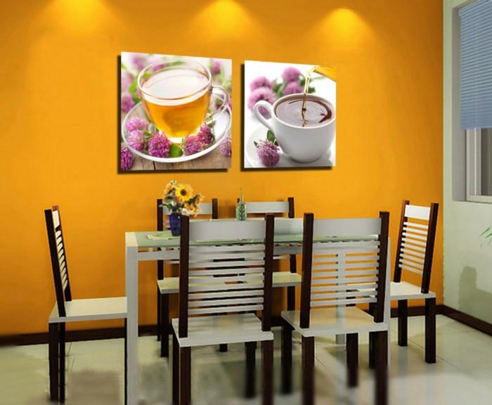 deco-salle-a-manger-jaune-avec-une-belle-deco-murale-avec-de-photos-de-thé-chaises-et-table-coquettes