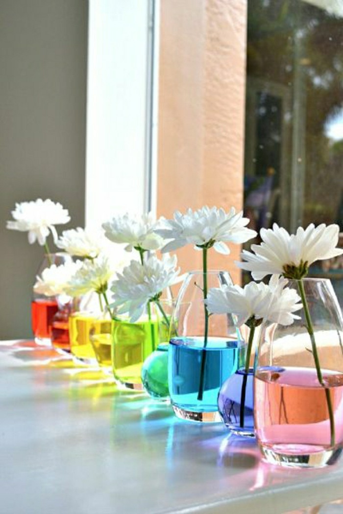 deco-table-mariage-vase-avec-eau-coloré-et-fleurs-frais