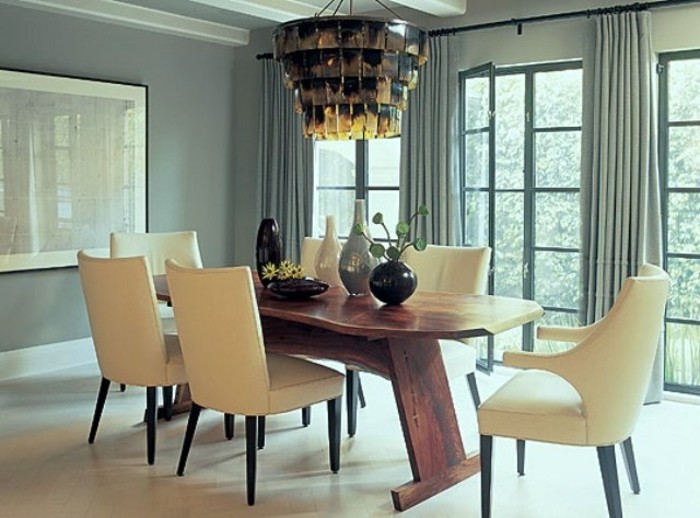 decoration-salle-a-manger-grise-table-en-bois-chaises-blanches-rideaux-bleus