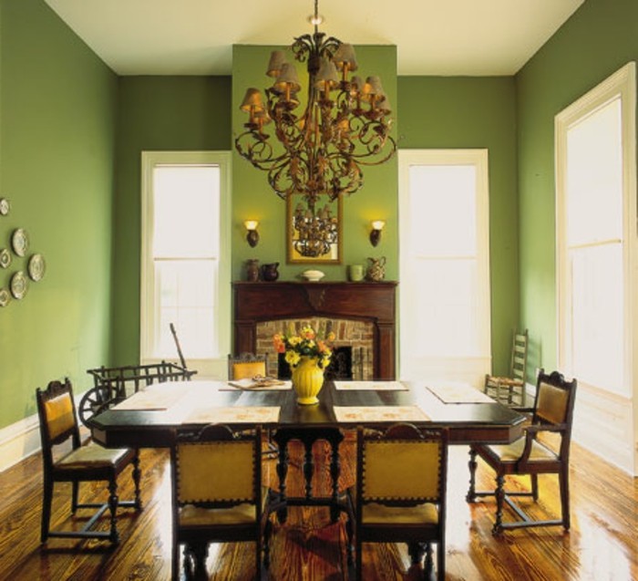 decoration-salle-a-manger-verte-pittoresque-décor-exubérent-table-et-chaises-en-bois-lustre-somptueux-cheminée-élégante