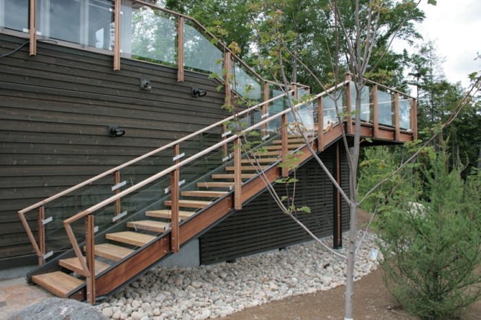 escalier-exterieur-bois-metal-rambarde-escalier-en-verre-escalier-demi-tournant