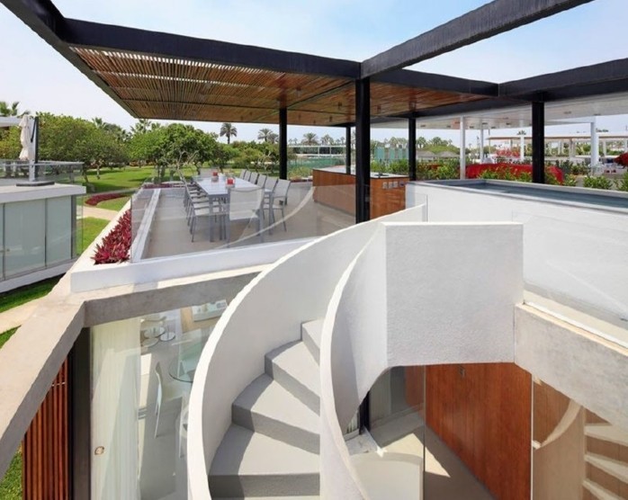 escalier-exterieur-en-blanc-design-escalier-intéressant-escalier-au-toit