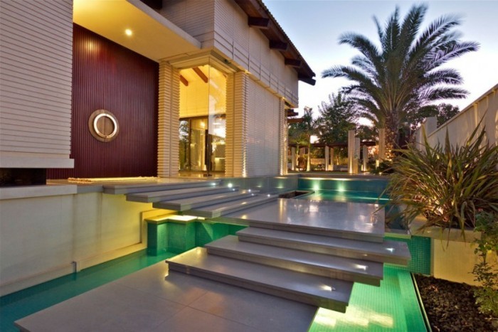 escalier-beton-exterieur-design-extraordinaire-maison-de-luxe-piscine
