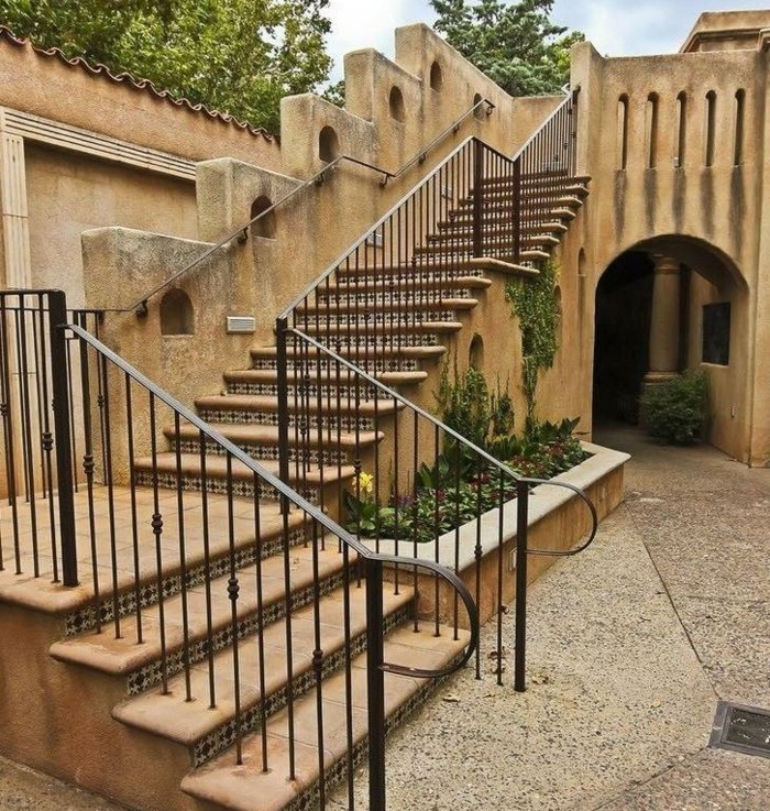 escalier-exterieur-marches-céramique-ballustrade-en-acier