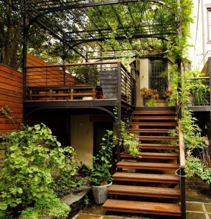escalier-exterieur-marches-en-bois-rambarde-escalier-metallique-escalier-jardin