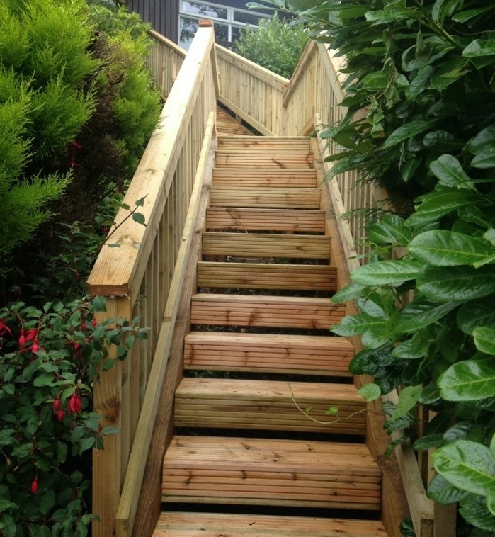 escalier-extérieur-bois-ambiance-rustique-escalier-plongé-dans-la-verdure