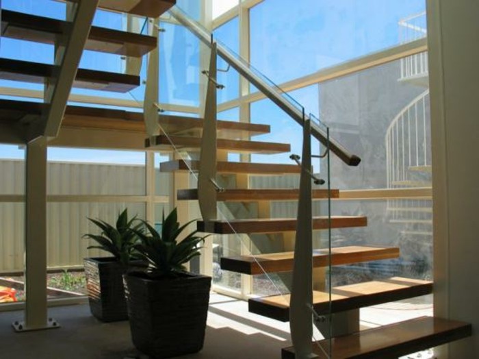 escalier-extérieur-bois-ballustrade-en-verre-marches-escalier-en-bois