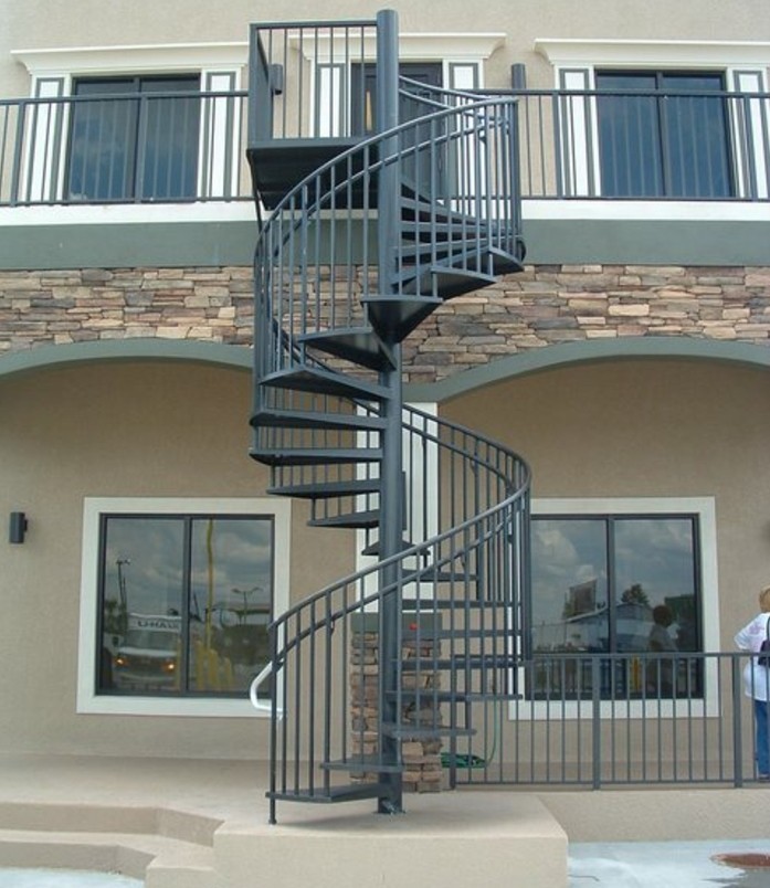 escalier-helicoidal-exterieur-design-simple-et-esthétique