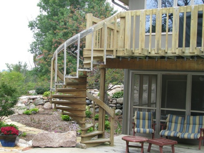 escalier-helicoidal-exterieur-en-bois-maison-style-rustique