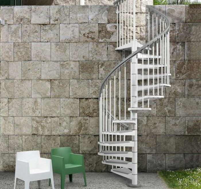 escalier-hélicoïdal-exterieur-escalier-metallique-en-blanc