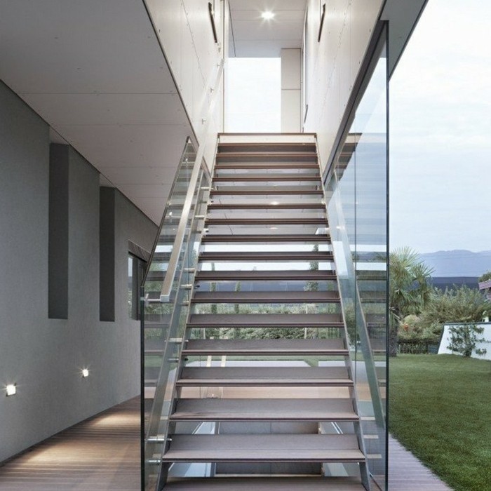 escalier-metal-exterieur-look-moderne-rambarde-escalier-en-verre