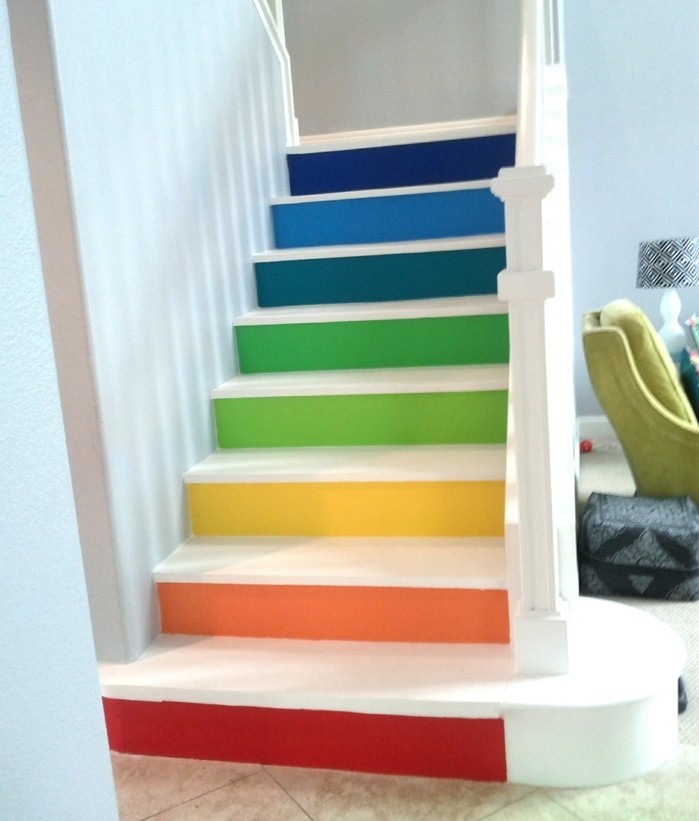 escalier-moderne-escalier-coloré-pour-une-ambiance enjouée