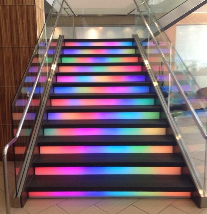escalier-moderne-idée-escalier-originale-contre-marches-couleur-arc-en-ciel