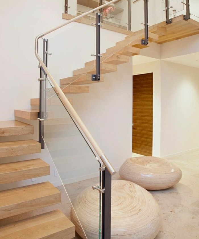 escalier-moderne-garde-corps-en-verre-décoration-marches-en-bois