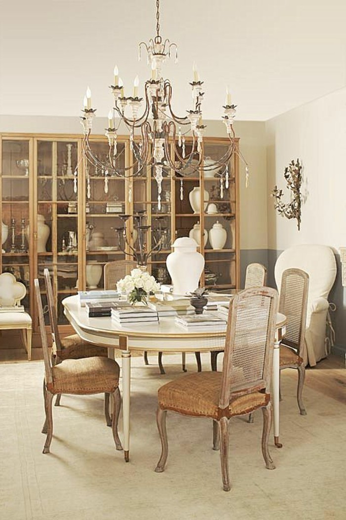 idee-deco-eclairage-romantique-table-ronde-chaise-autour-elle-plafond-beige-murs-beiges