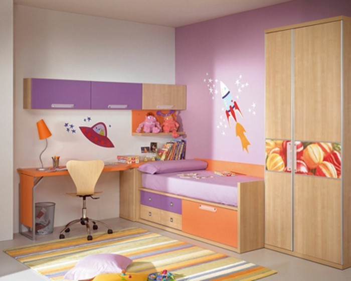 idee-peinture-chambre-enfant-originale-murs-en-rose-et-blanc-avec-de-jolis-stickers-inspirées-du-thème-de-l-univers-et-des-extreterrestres