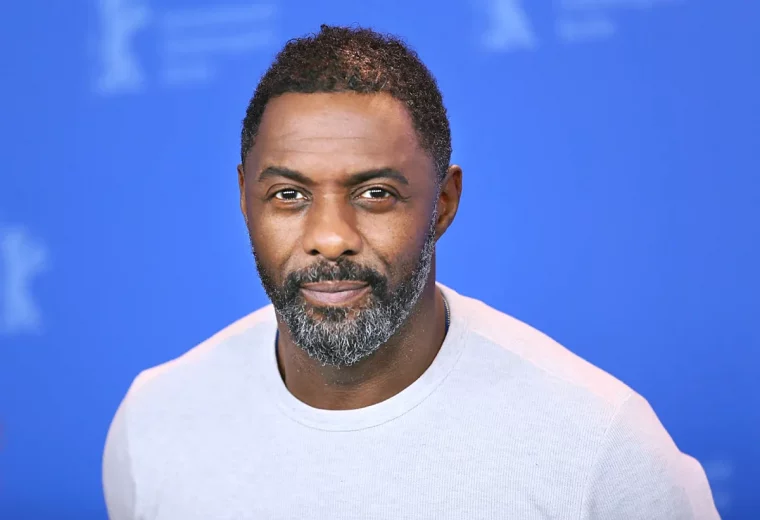 idris elba barbe courte grisonnate