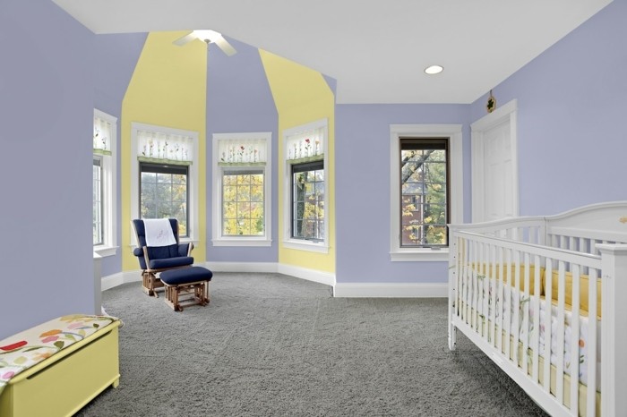 idée-intéressante-peinture-chambré-bébé-en-jaune-et-violet-lit-à-barreaux-blanc-fauteuil-bleu-foncé