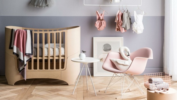 idée-originale-peinture-chambre-bebe-bleue-deco-chambre-bebe-fille-en-gris-lit-bébé-design-intéressant-fauteuil-rose-petite-table-blanche