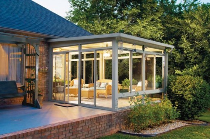 jolie-extension-de-maison-en-blanc-veranda-toit-plat-deco-veranda-moderne-et-esthétique