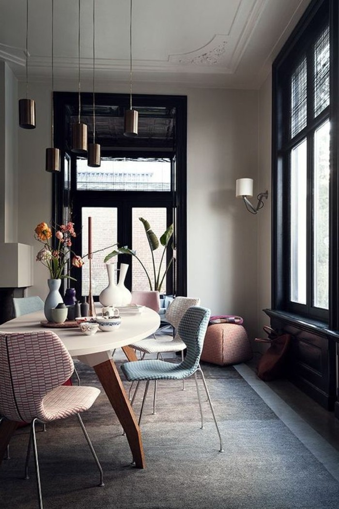 lampes-design-pour-le-salon-chic-chaises-colorés-dans-la-salle-de-sejour-lustre-design