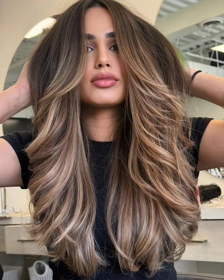 longs cheveux balayage sur base chatain babylights