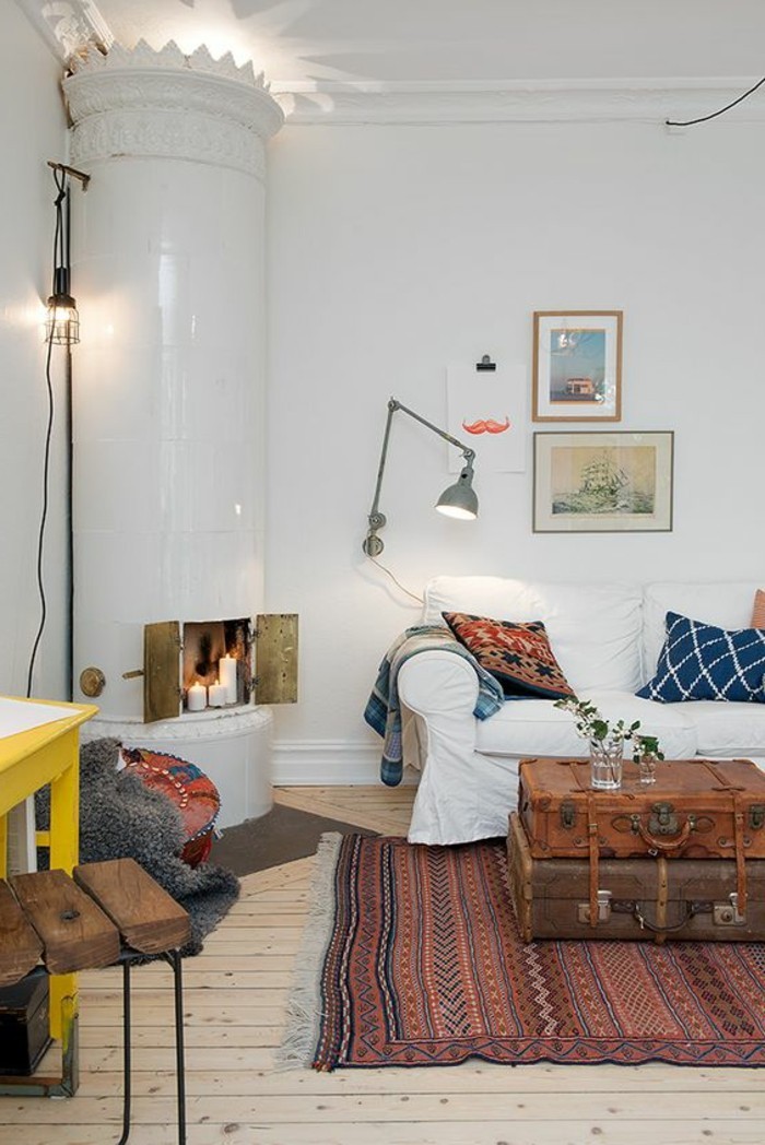luminaire-design-salon-sol-en-bois-clair-tapis-rouge-design-d-interieur-chic-cheminée-interieur