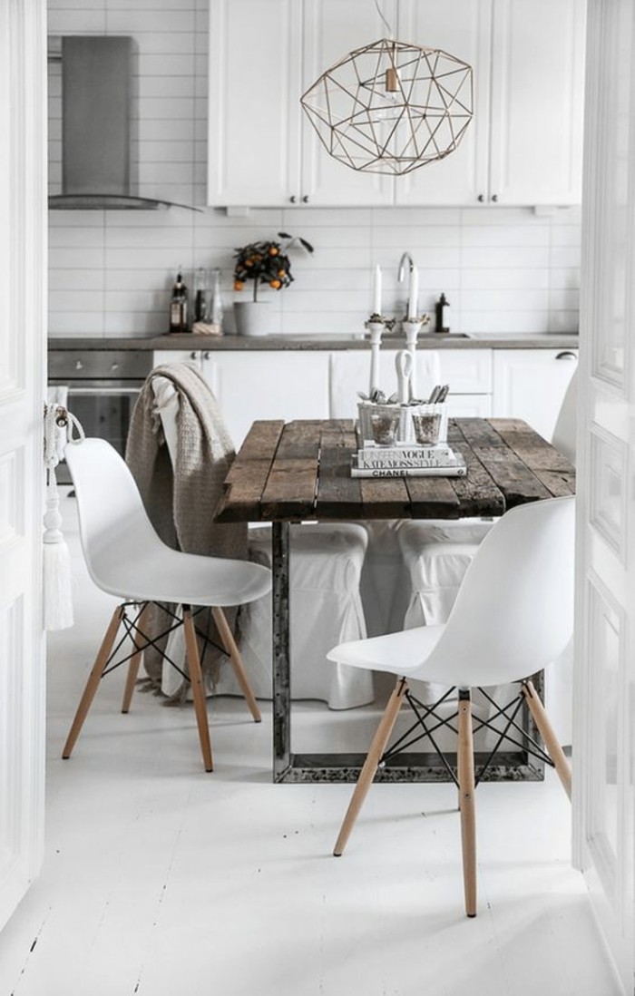 lustre-design-en-fer-forgé-chaise-en-plastique-blanche-table-en-bois-brut-lustre-en-fer