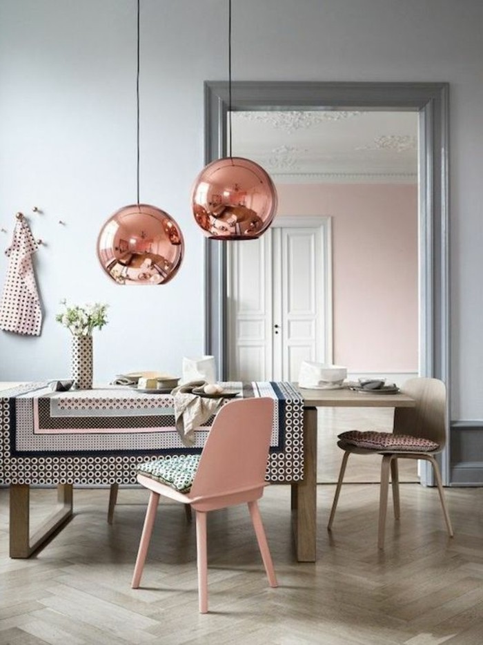 lustres-boules-design-en-rose-parquet-en-bois-clair-chaise-en-rose-pale-nappe-de-table-coloré