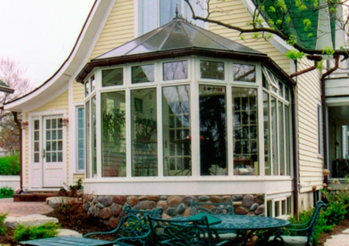 magnifique-modele-de-veranda-encastré-dans-une-maison-coquette-paysage-pittoresque