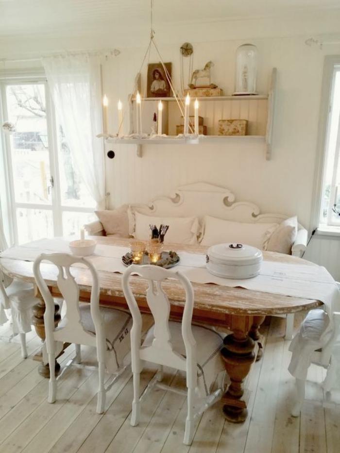 meubles-shabby-chic-table-ovale-en-bois-foncé-et-chaises-blanches-vintages