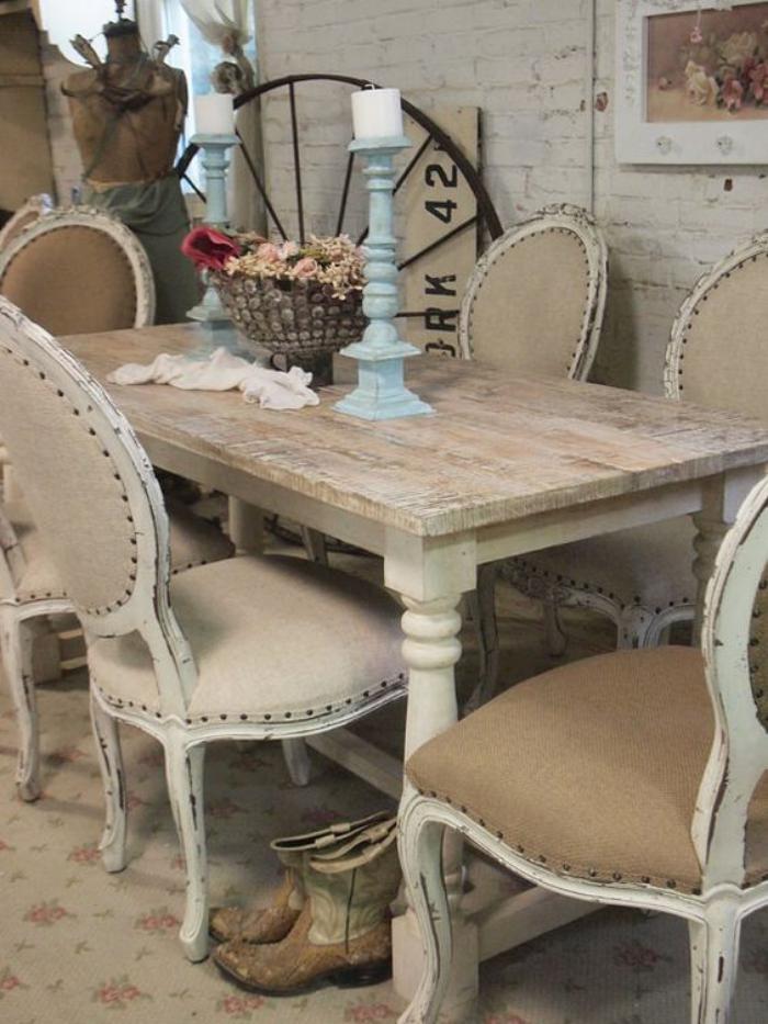 meubles-shabby-chic-chaises-médallions-table-en-bois