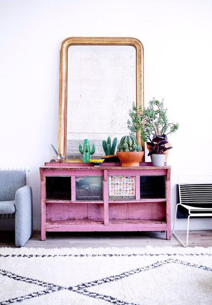 miroir-design-tapis-berbère-et-commode-rose-peinte