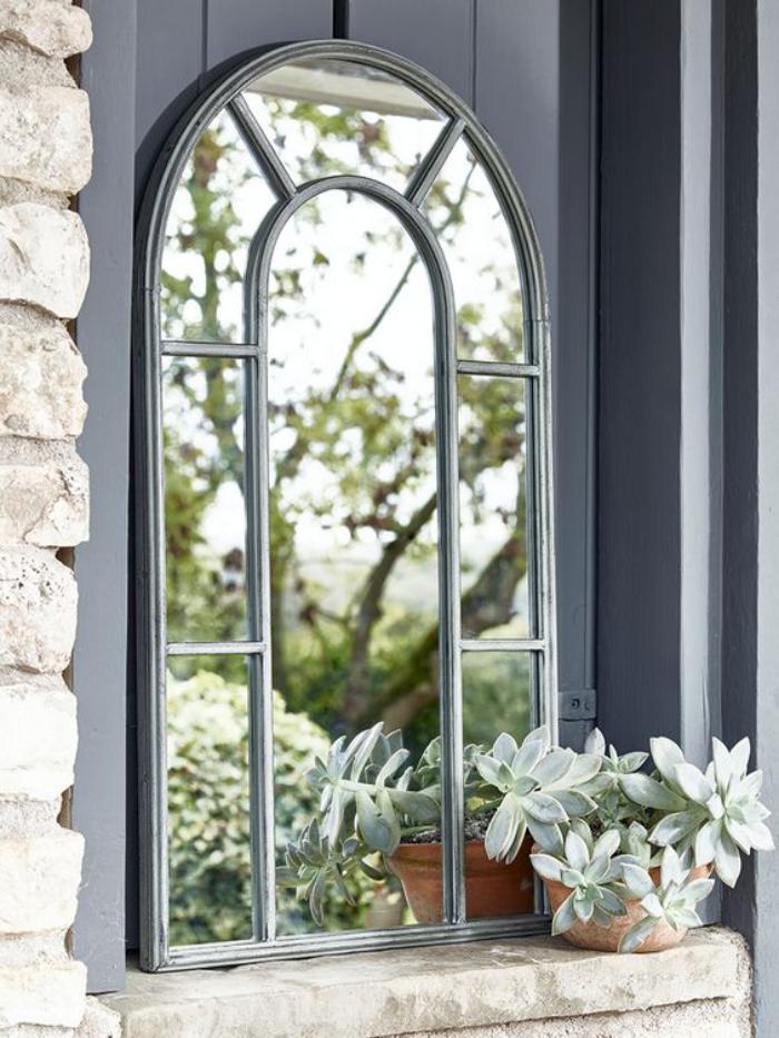 miroir-fenêtre-cadre-gris-miroir-arc-dans-le-jardin
