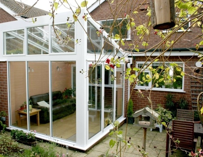 modele-de-veranda-en-aluminium-veranda-toit-plat-en-verre-parois-latéraux-en-verre