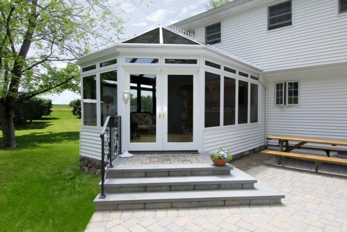 modele-de-veranda-style-victorien-en-bois-décor-en-blanc-qui-crée-une-sensation-zen-élégance-et-simplicité