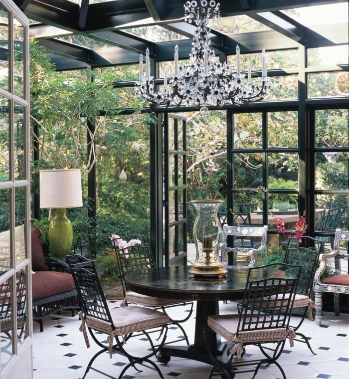 modele-de-veranda-style-victorien-en-noir-aménagement-véranda-vintage-déco-très-riche