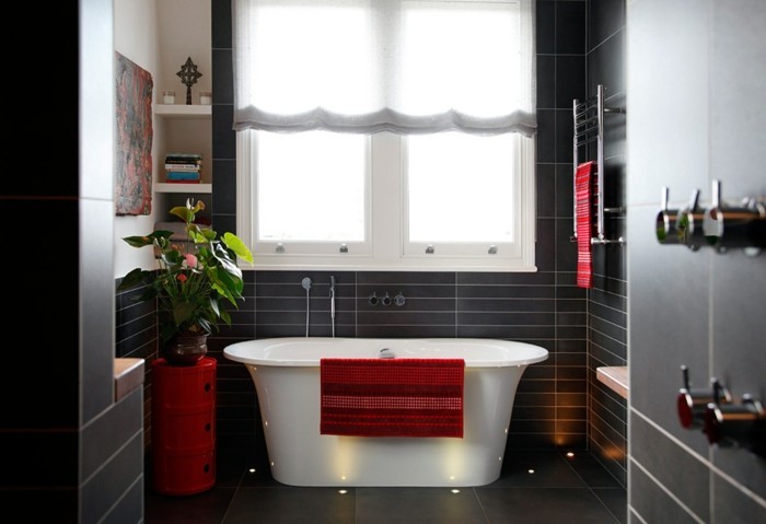 modele-salle-de-bain-original-idée-carrelage-salle-de-bain-en-noir-baignoire-blanche-contrastante-déco-qui-apporte-de-la-couleur